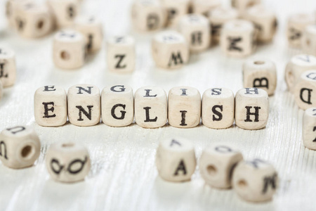 用木块写的英文单词照片