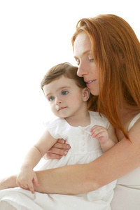 在白色的红发和婴儿母亲拥抱