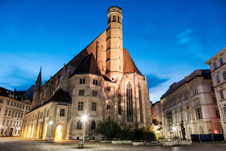 Minoritenkirche 教会在维也纳, 奥地利在晚上