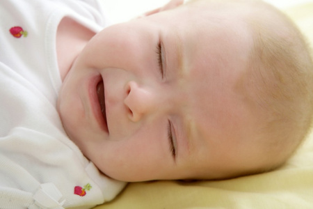 悲伤婴儿的哭声躺在床上