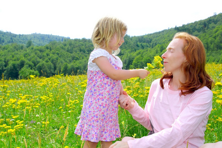 女儿和母亲玩花草甸