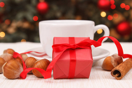 包装好的礼物, 一杯茶或咖啡, 圣诞树上有灯光