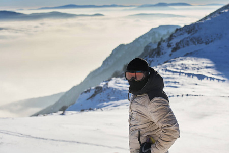 滑雪旅游人时在瑞士阿尔卑斯山日出登顶
