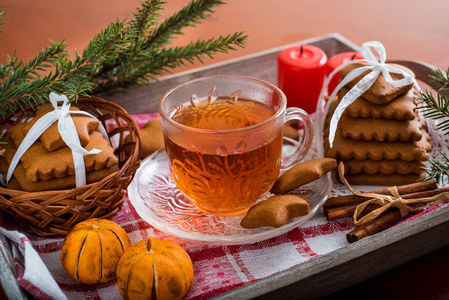 传统的圣诞茶, 姜饼配一杯热茶, 一大套饼干放在托盘上的木桌上