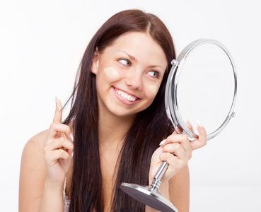 女人涂粉底照片