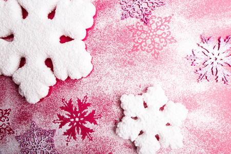 粉红色和白色的雪花在粉红色的背景.圣诞背景.顶部视图.复制空间.