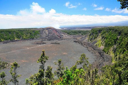 在热带地区的火山口