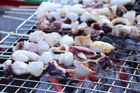 在街边食物烤的鱿鱼图片