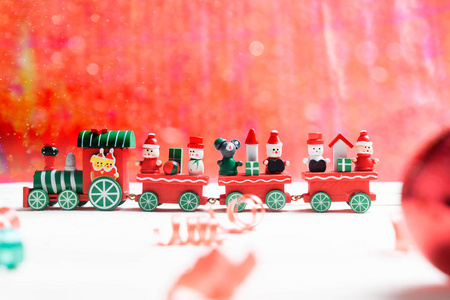 红色散背景下的玩具火车