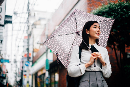 美丽的日本女孩在东京漫步。关于青少年的概念