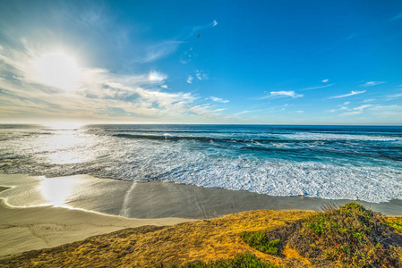 在 La Jolla 海滩多彩岸