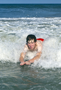 年轻的男孩是冲浪美丽的身体图片