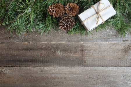 木制的背景上的圣诞贺卡