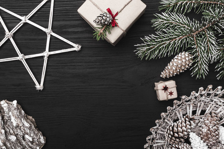 圣诞贺卡贺卡, 装饰物品。圣诞礼物和空间为一张贺卡与冬天假日。顶部视图