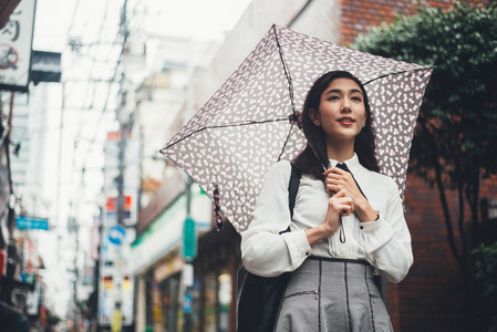 美丽的日本女孩在东京漫步。关于青少年的概念