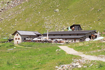 游人在高山小屋 Oberkaseralm 在特塞尔小组, 南蒂罗尔