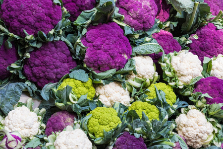 紫色花椰菜在一个农夫市场立场在西西里岛, 意大利照片