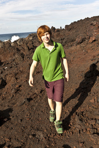 在火山区散步的男孩