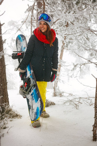 女孩滑雪在雾冬天森林里经历图片