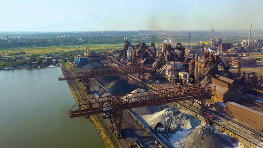 工业钢厂的鸟瞰图。空中的钢厂。飞越烟钢厂管道。环境的污染。吸烟