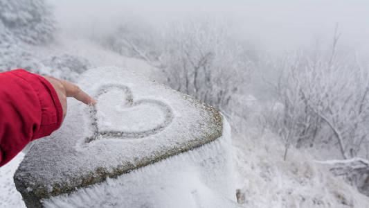 雪地示爱图片图片