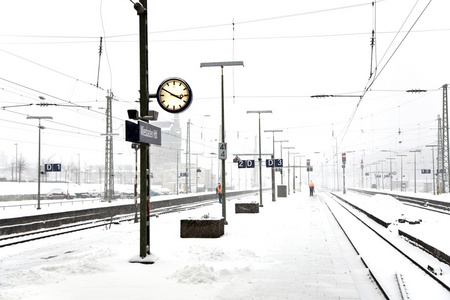 雪中火车站站台