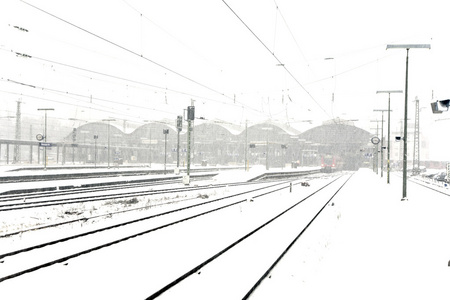 冬天的火车在雪地里飞驰图片