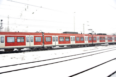 冬天的火车在雪地里飞驰图片