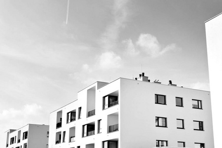 现代公寓楼。黑白