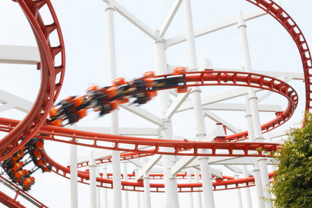 带运动模糊播放器的云霄飞车轨道环摄影图