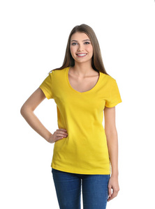 白色背景的黄色 t恤衫的年轻女子。设计样机