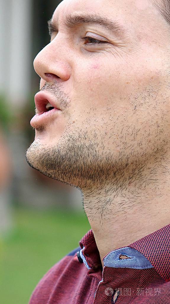 胡子拉碴的男性叫喊