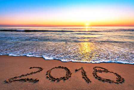 新的一年2018是未来的概念。2018写在沙滩上