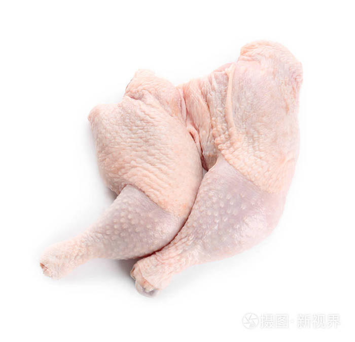 在白色背景上的生鸡肉腿