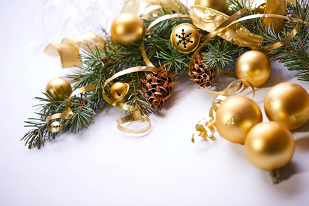 圣诞树分支与金黄球和丝带, 新年和圣诞节概念