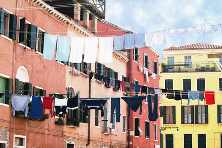 威尼斯小街道和衣服悬挂从大厦到大厦