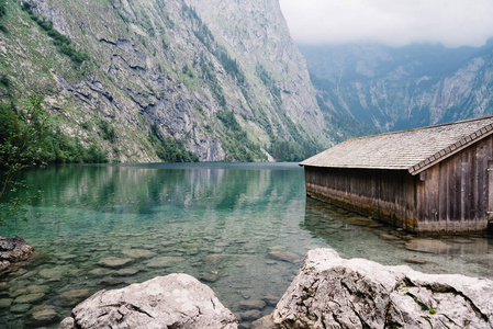 在美丽的湖，在朦胧的心情与阿尔卑斯山的木制平房