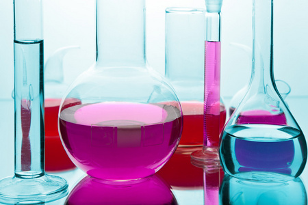 彩色化学品实验室玻璃器皿