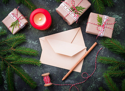 圣诞节背景。礼品盒 信和蜡烛