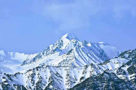 被雪覆盖的高山顶部。 印度。