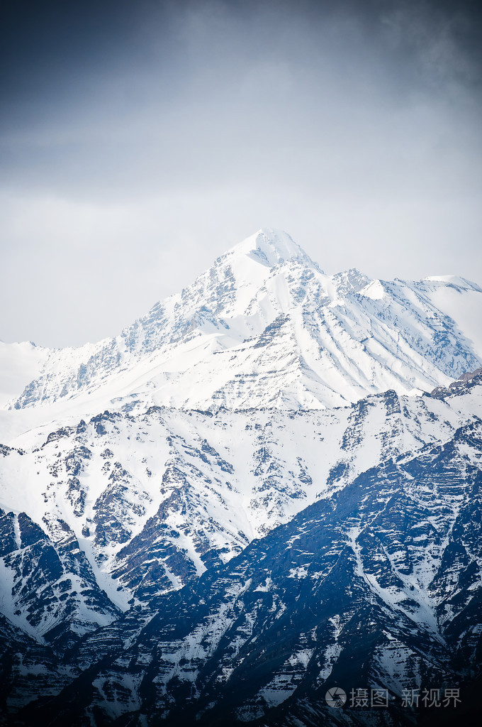 被雪覆盖的高山顶部印度