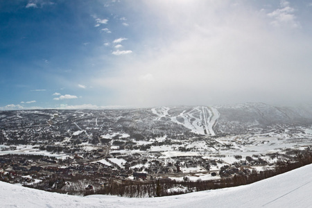 冬季山坡滑雪路线及暴风雪全景图片