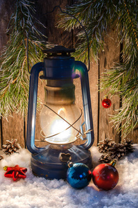 煤油灯上的白雪灯圣诞装饰品和冷杉树枝上的背景