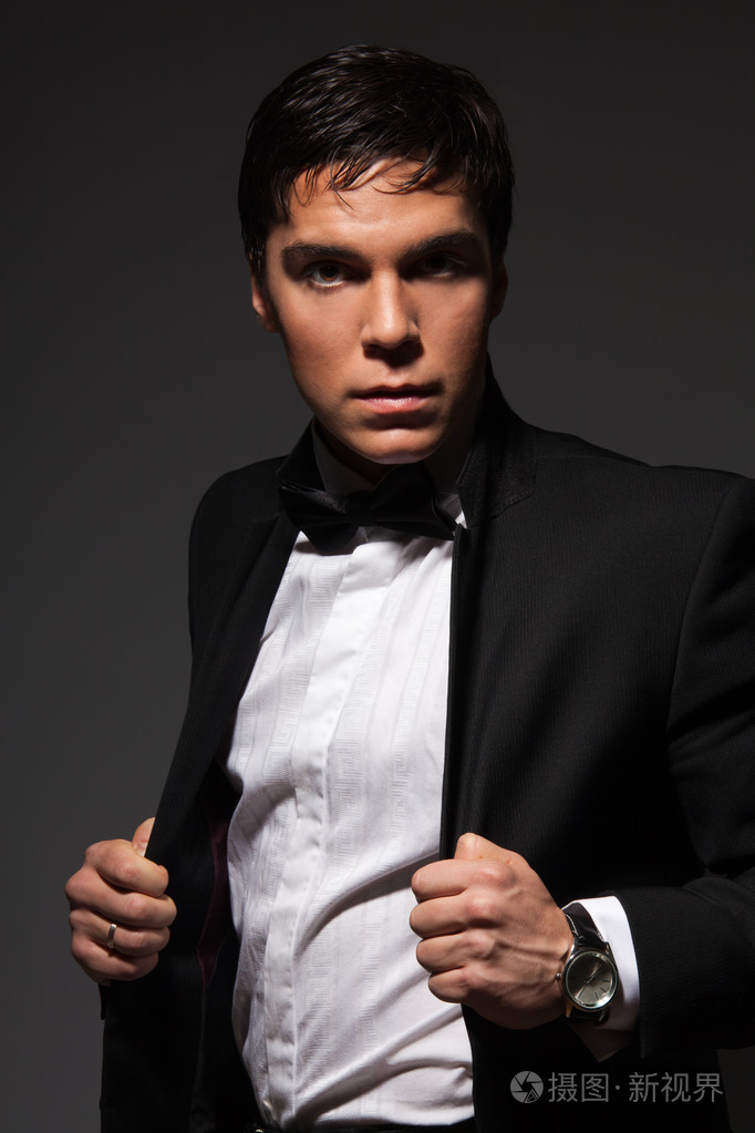 严肃的男人拿着夹克