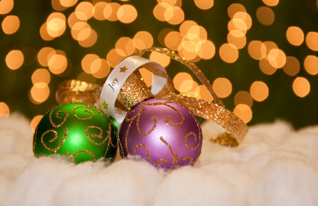 绿色和紫色金色装饰圣诞球装饰品