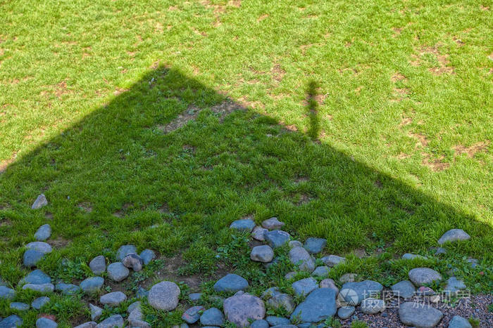 草地上的房子的影子