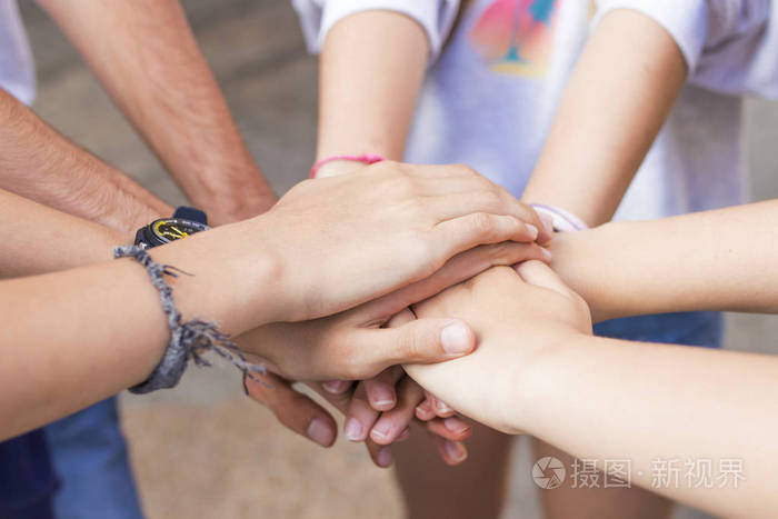 小组朋友手堆积和一起联合和友谊