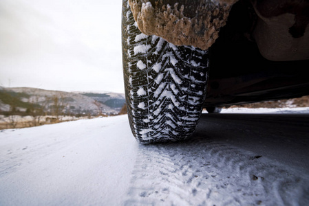汽车轮胎冬季道路上的覆盖着雪