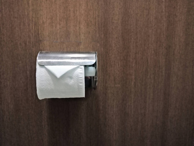 卫生纸卷纸在卫生间里图片
