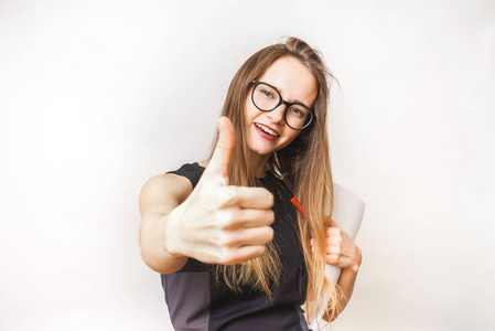 快乐很激动的女人赢完成概念。太棒了 竖起大拇指